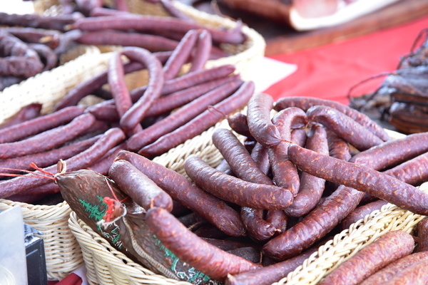 Regionale Wurstspezialitten an einem Marktstand  Hochschwarzwald Tourismus GmbH