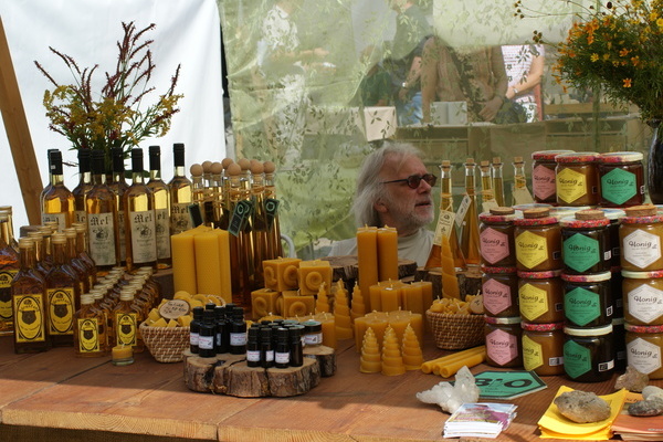 Marktstand mit Produkten aus der Region Sdschwarzwald  Bro Markus Mayer