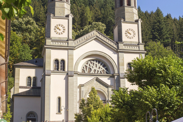 Marktplatz Todtnau mit St.-Johannes-Kirche  Hochschwarzwald Tourismus GmbH