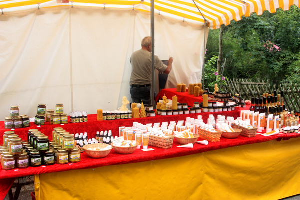 Marktstand mit regionalen Produkten   Daniela Drr