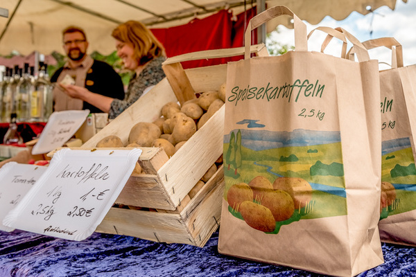 Regionale Produkte an einem Stand auf dem Naturpark-Markt  Klaus Hansen