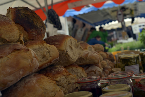 Frische Brotlaibe und Eingemachtes  Frank Wlfl