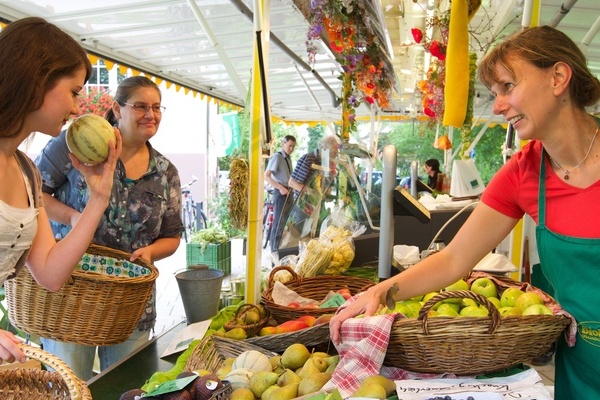 Regionale Produkte an einem Marktstand  Ulrike Klumpp