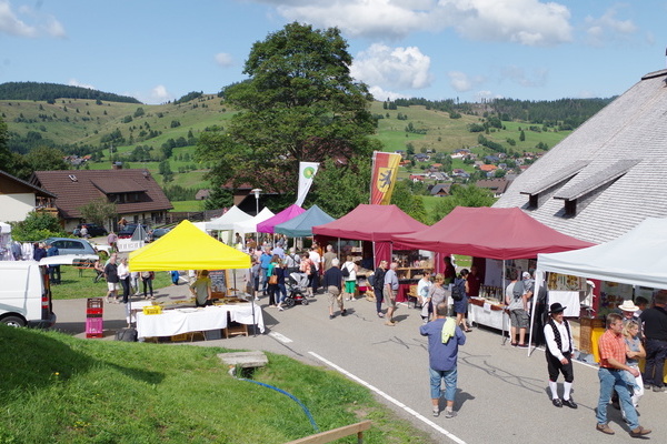 Blick ber die Stnde des Naturpark-Marktes und das Hochtal Bernau  Heike Budig