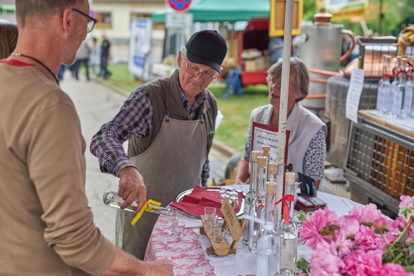 Schnapsbrennerei am Naturpark-Markt in Willaringen  Gemeinde Rickenbach