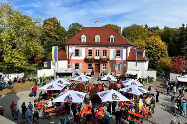 Buntes Treiben auf dem Naturpark-Markt  Michelle Mller