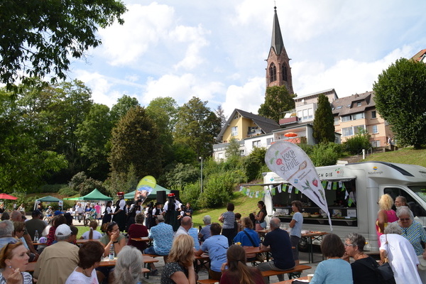 Buntes Markttreiben  St. Georgen im Schwarzwald