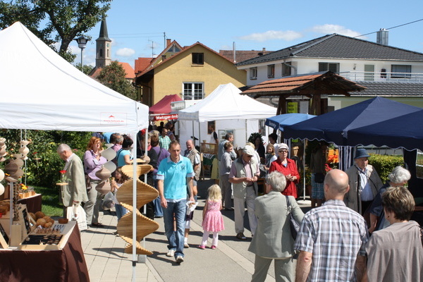 Buntes Treiben auf dem Naturpark-Markt  Gemeinde Brunlingen-Dggingen